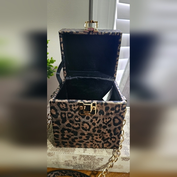 Leopard Print Chain Crossbody Bag - Picture 4 of 6